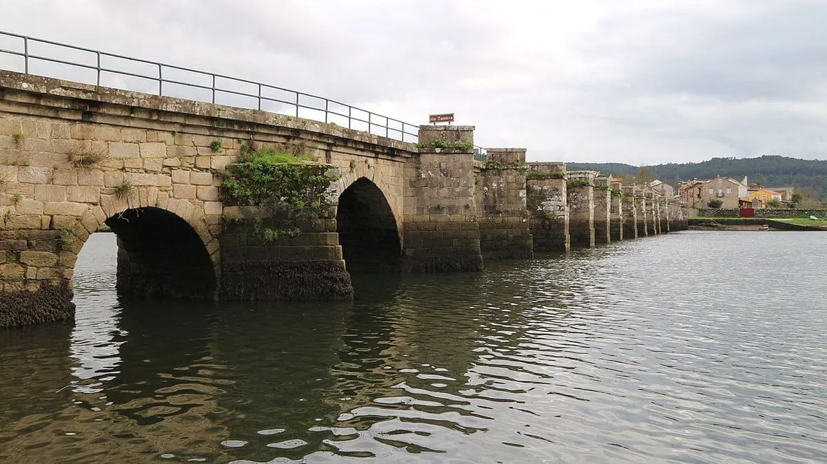 Arcos de piedra de la ponte Nafonso sobre el agua, con el tramo largo a la derecha