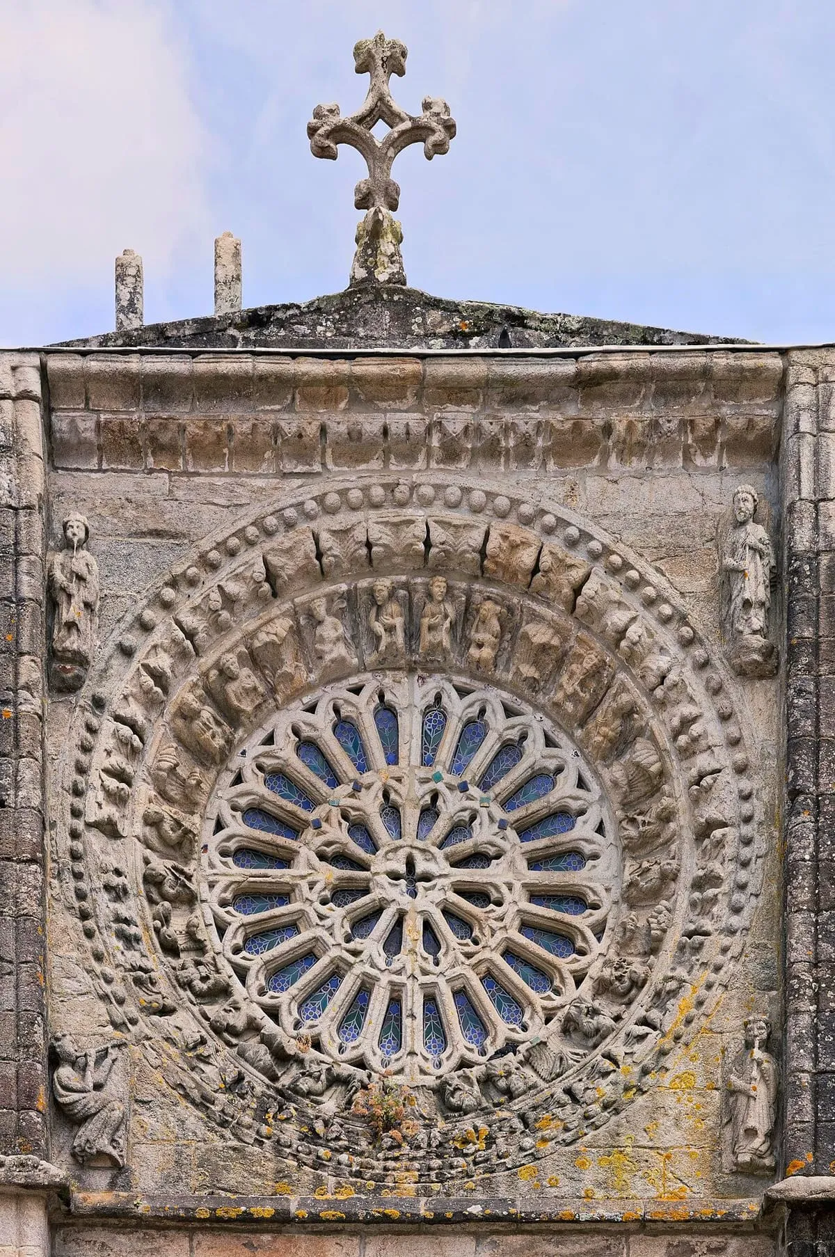 Rosetón de San Martiño de Noia con círculos concéntricos y una cruz en lo alto