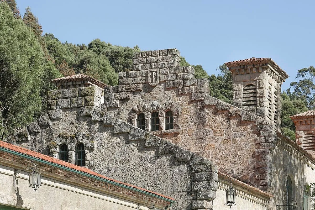 Remate almenado y torrecilla de ventilación de la central del Tambre, en granito sin desbastar