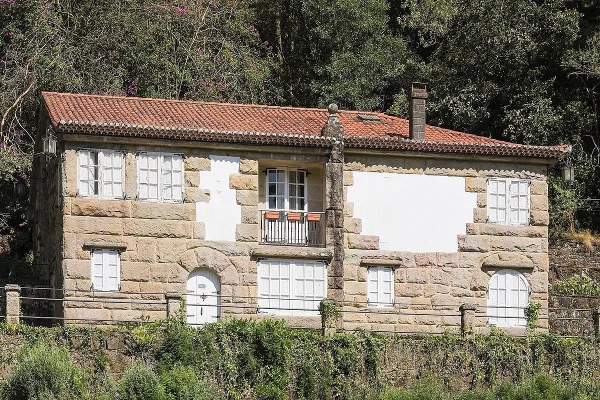 La casa del jefe de la central, de piedra con balcón y tejado de teja