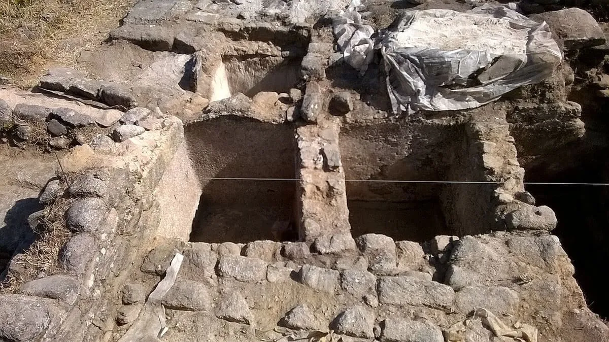 Cubas de salazón romanas excavadas en el suelo de Adro Vello, revestidas de piedra