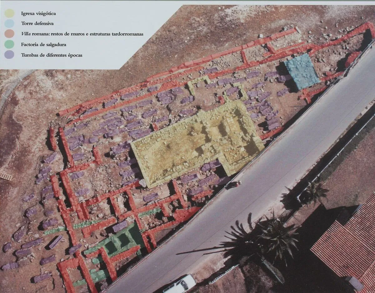 Foto aérea y plano de las construcciones de Adro Vello junto a la carretera de la costa