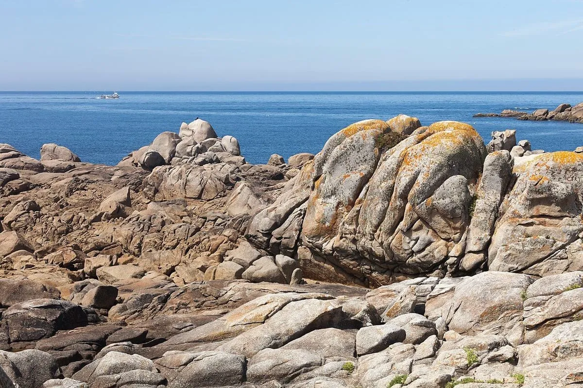 Grandes bloques de granito modelados por el mar en la costa de San Vicente do Mar