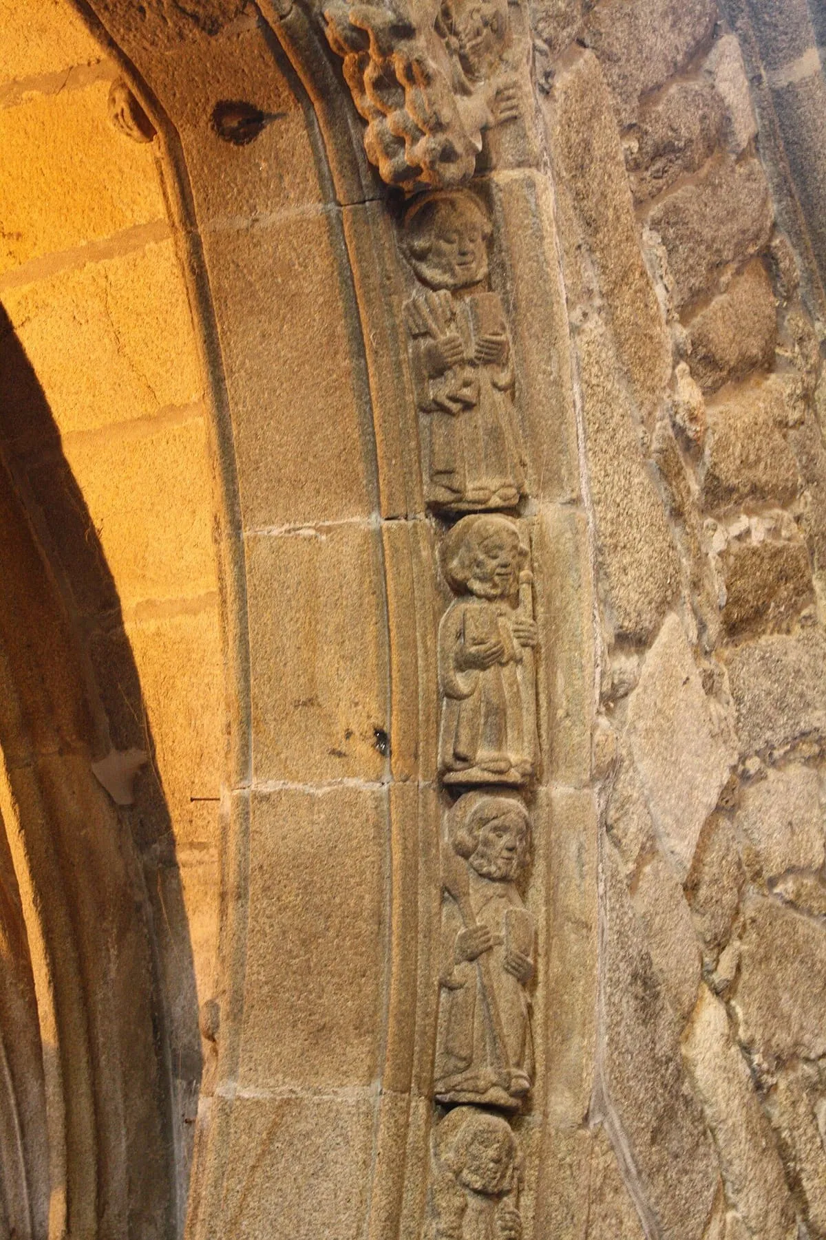 Arco apuntado con las figuras de los apóstoles talladas en la jamba de la capilla