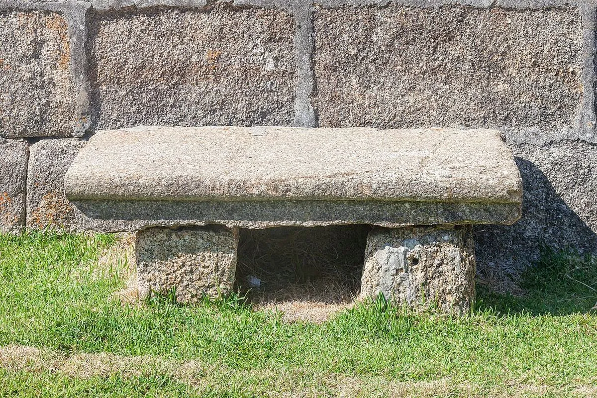 Banco de piedra en el atrio de San Martiño do Grove