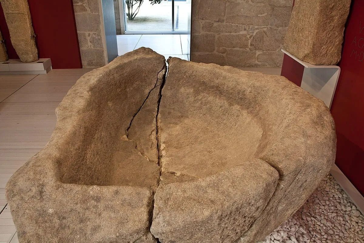 La cubeta de la pía de Mougás, de piedra, con una grieta que la divide en dos