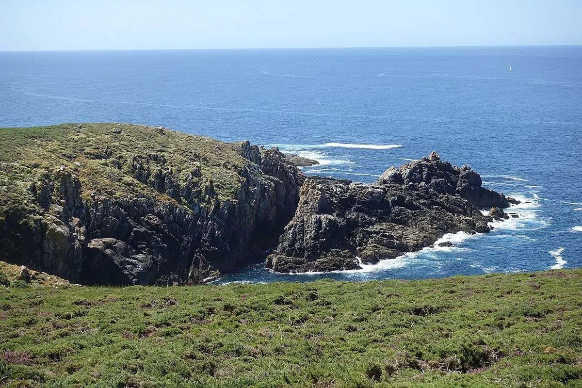 Acantilados y mar abierto en la costa de la isla de Ons