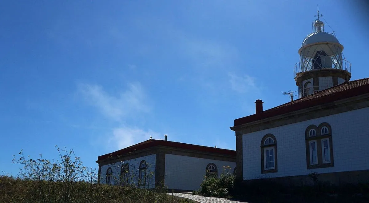 Faro de la isla de Ons con su linterna y los edificios blancos del conjunto