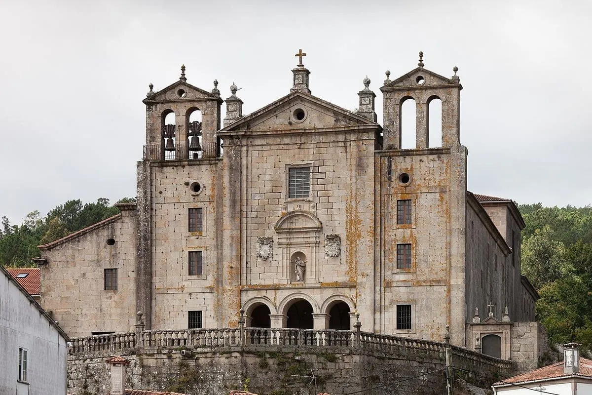 Cuerpo central de la fachada del convento del Carme, con tres arcos y una imagen en piedra