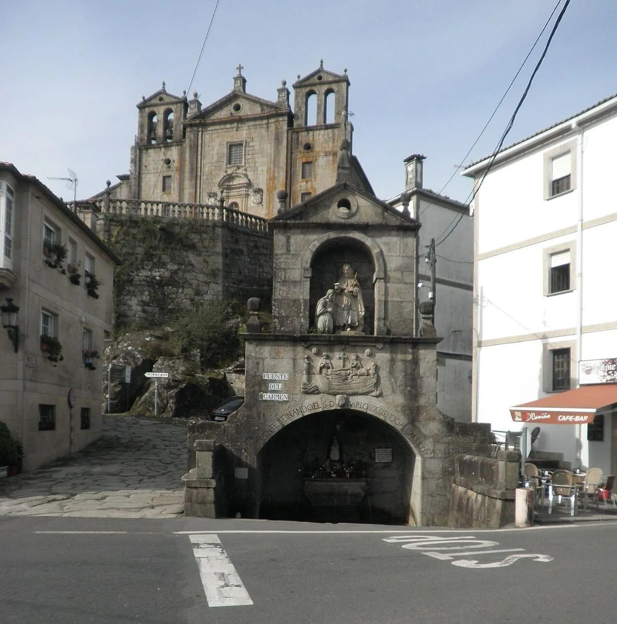 La fuente del Carme junto a las murallas de piedra del convento