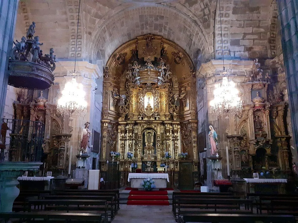 La nave del santuario de A Escravitude, con altares laterales y retablos dorados