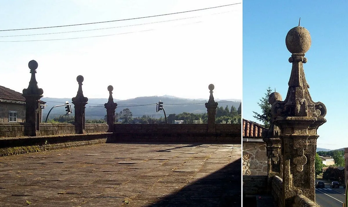 El atrio del santuario de A Escravitude, con el pavimento de piedra y la fachada al fondo