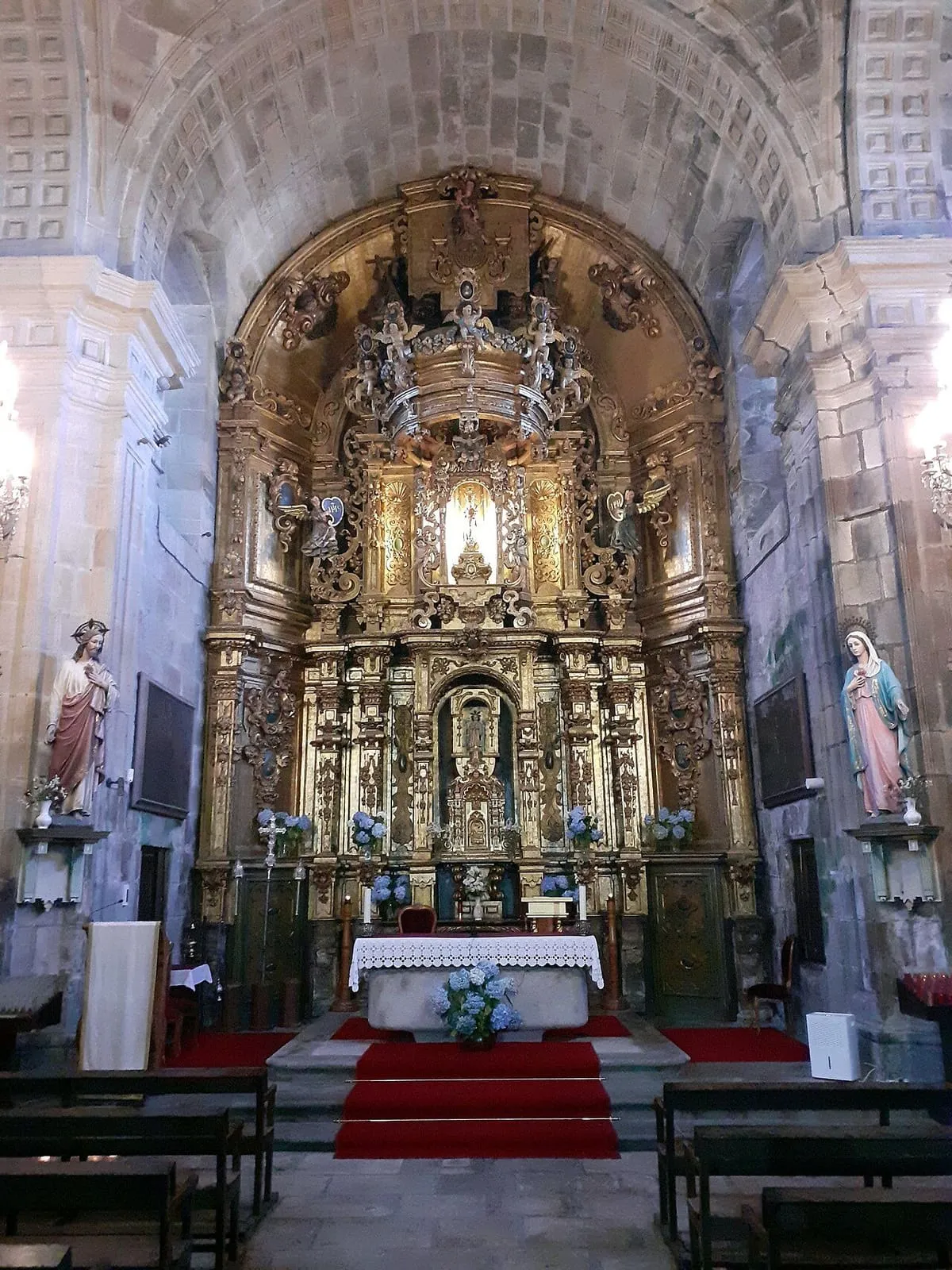 El retablo dorado del santuario de A Escravitude, con la imagen de la Virgen en el centro