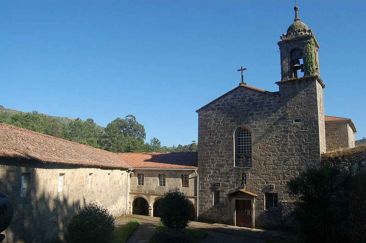 El convento de San Francisco de Herbón, de piedra, con su iglesia y la carballeira