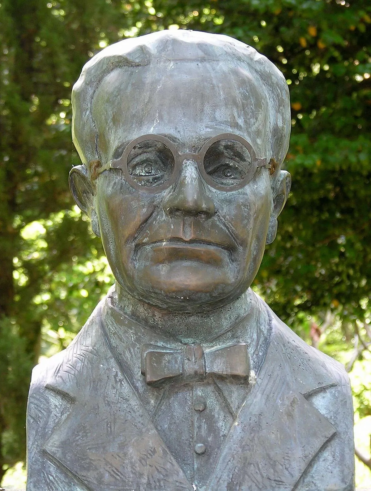Busto de Castelao entre la vegetación del jardín botánico de Padrón