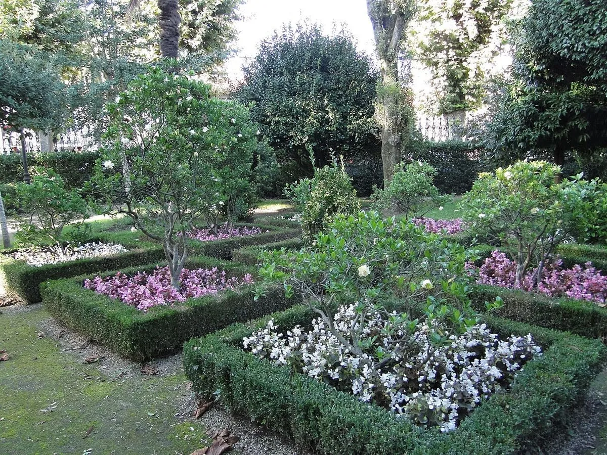 Parterres con flores y senderos en el jardín botánico de Padrón