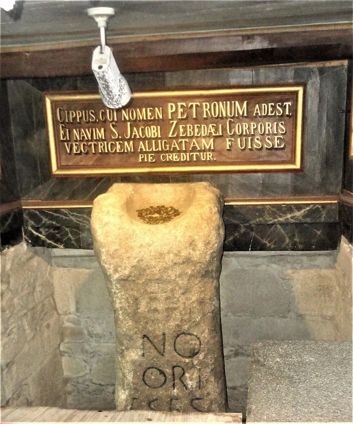 El Pedrón bajo el altar de la iglesia de Santiago de Padrón, con su inscripción