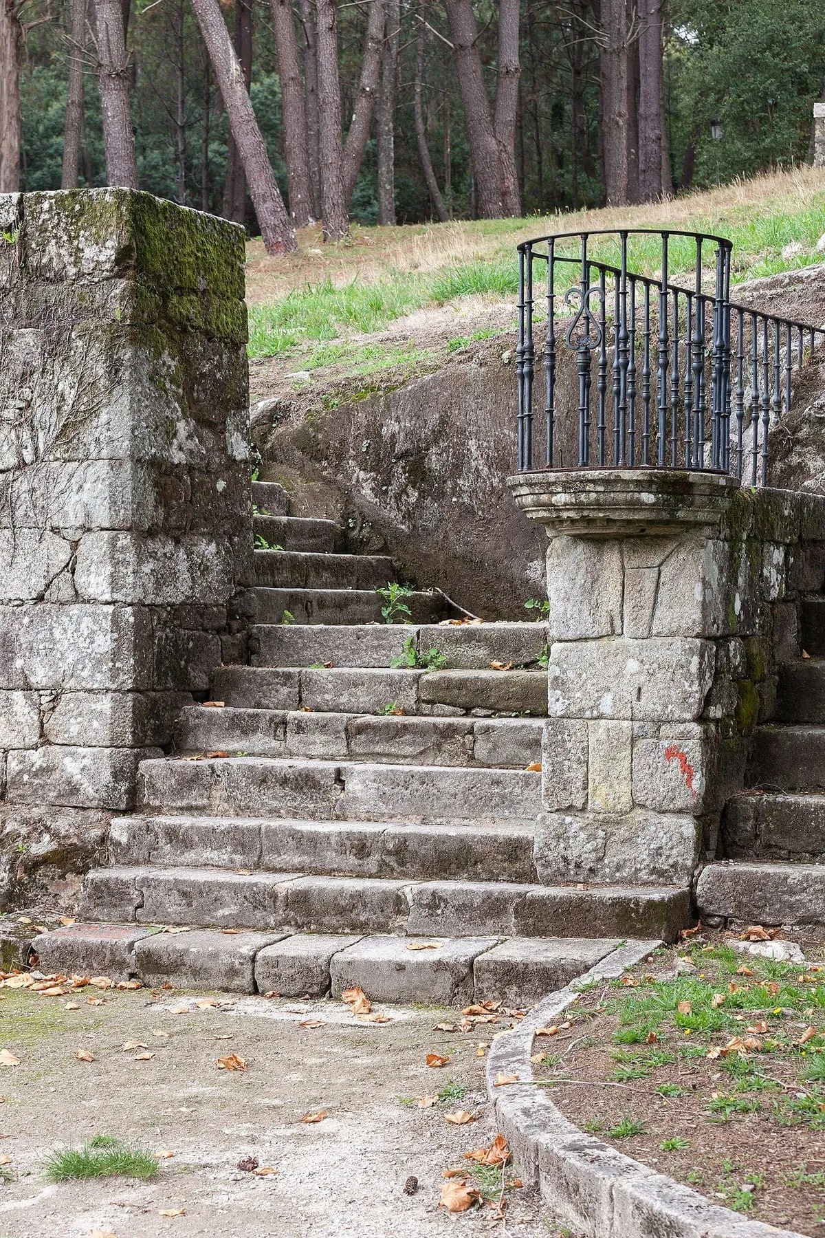 Escaleras de piedra que suben hasta Santiaguiño do Monte, con un pilar de piedra