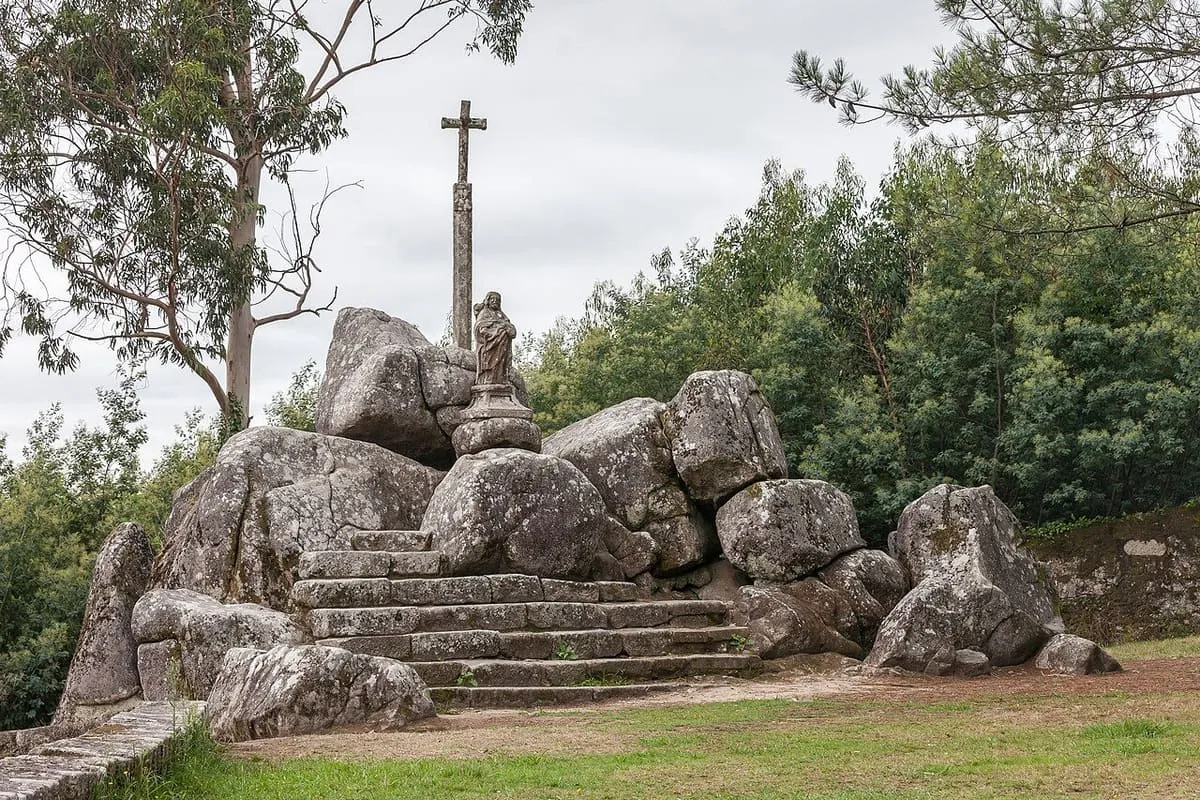 Escalinata de piedra junto a grandes bloques de granito en Santiaguiño do Monte