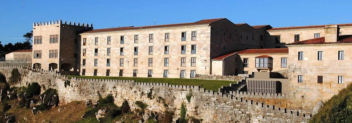 Fachada del Parador de Baiona, con las murallas de Monterreal en primer plano