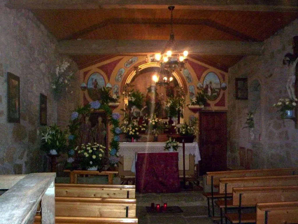 Interior de la capilla de la Pastora, con el altar adornado con flores