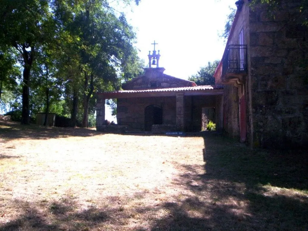 Capilla de la Pastora entre árboles, en lo alto del monte