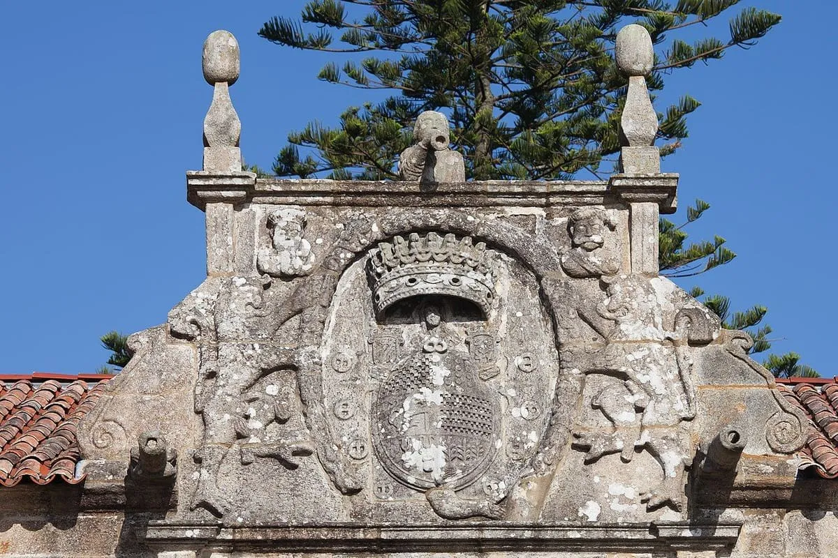 Escudo de piedra con corona sobre la fachada del Pazo de Fefiñáns