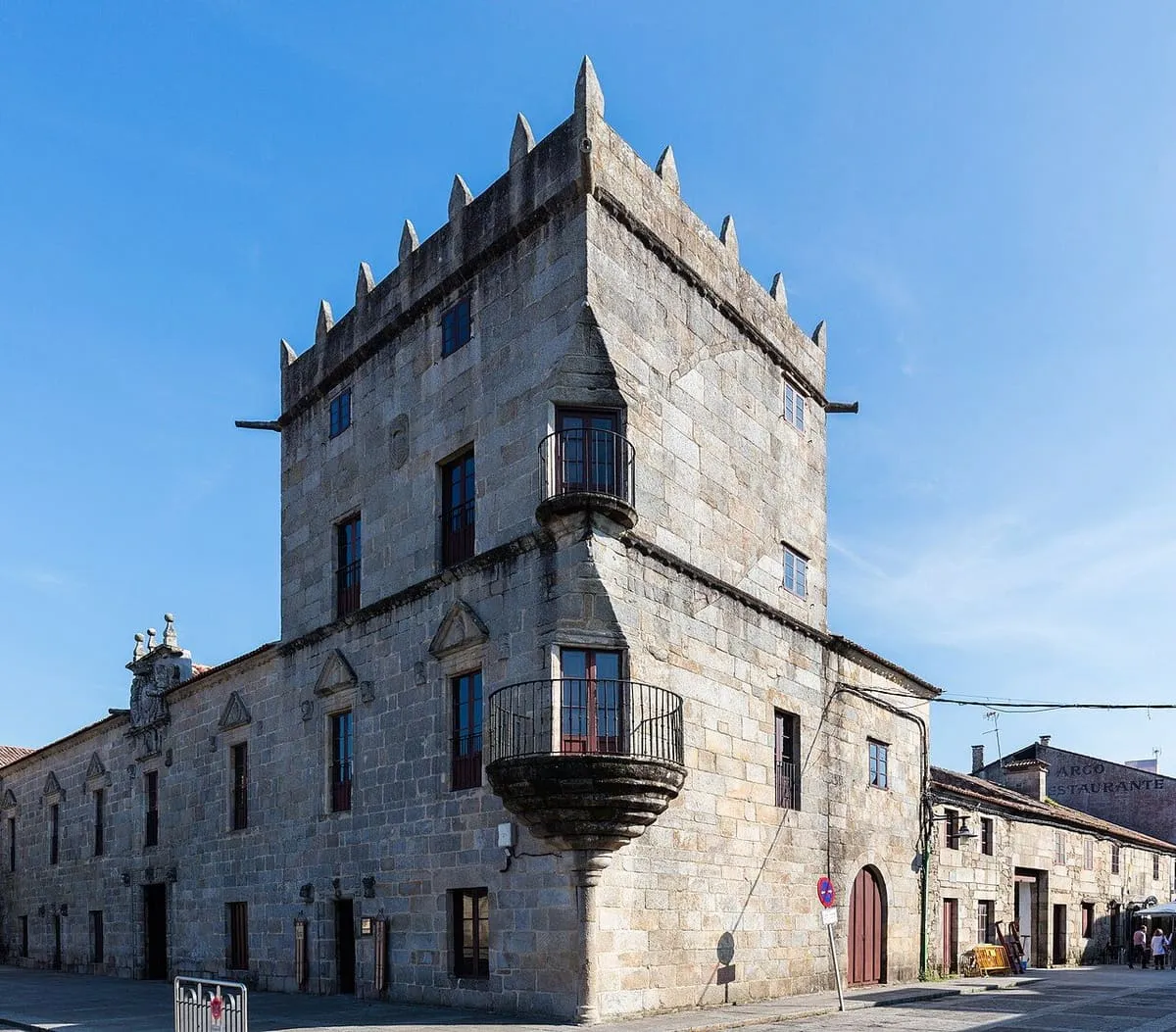 Torre almenada del Pazo de Fefiñáns, con un balcón circular en la esquina