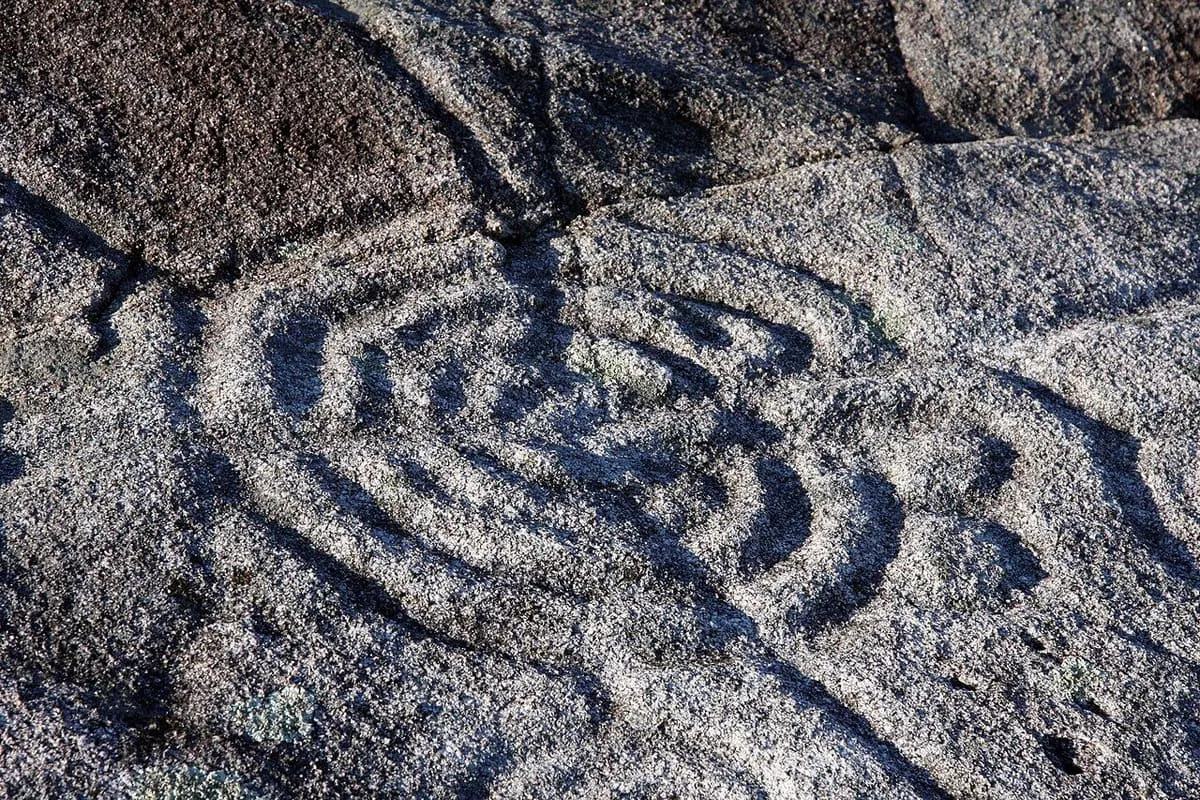Combinación de círculos concéntricos grabados en el granito de Tourón
