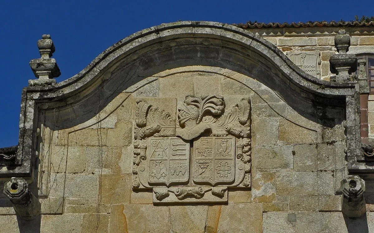 Frontón curvo con escudo de la Casa Grande de Aguiar, en A Pobra do Caramiñal