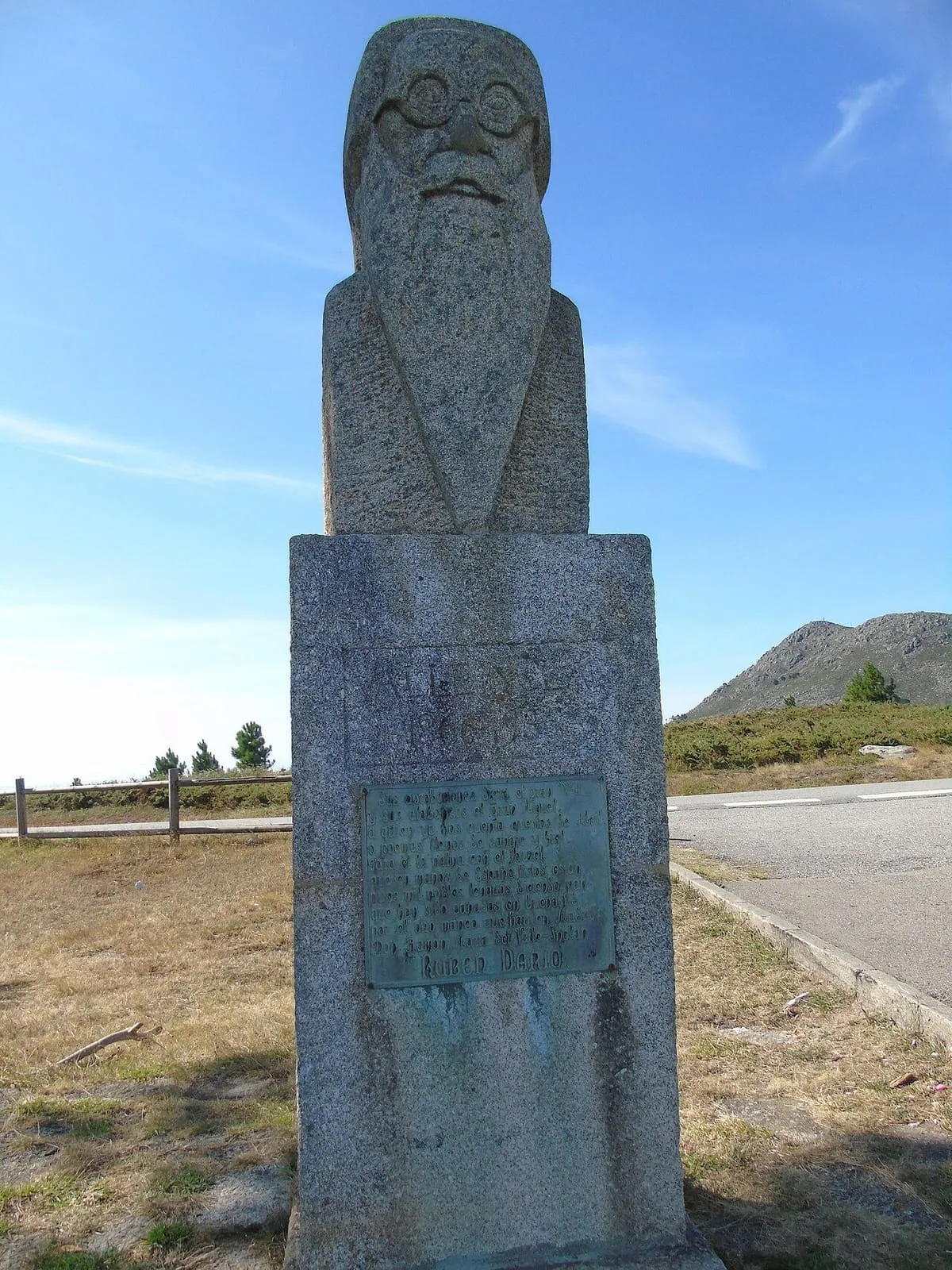 El monolito de piedra dedicado a Valle-Inclán en el mirador, con la montaña al fondo