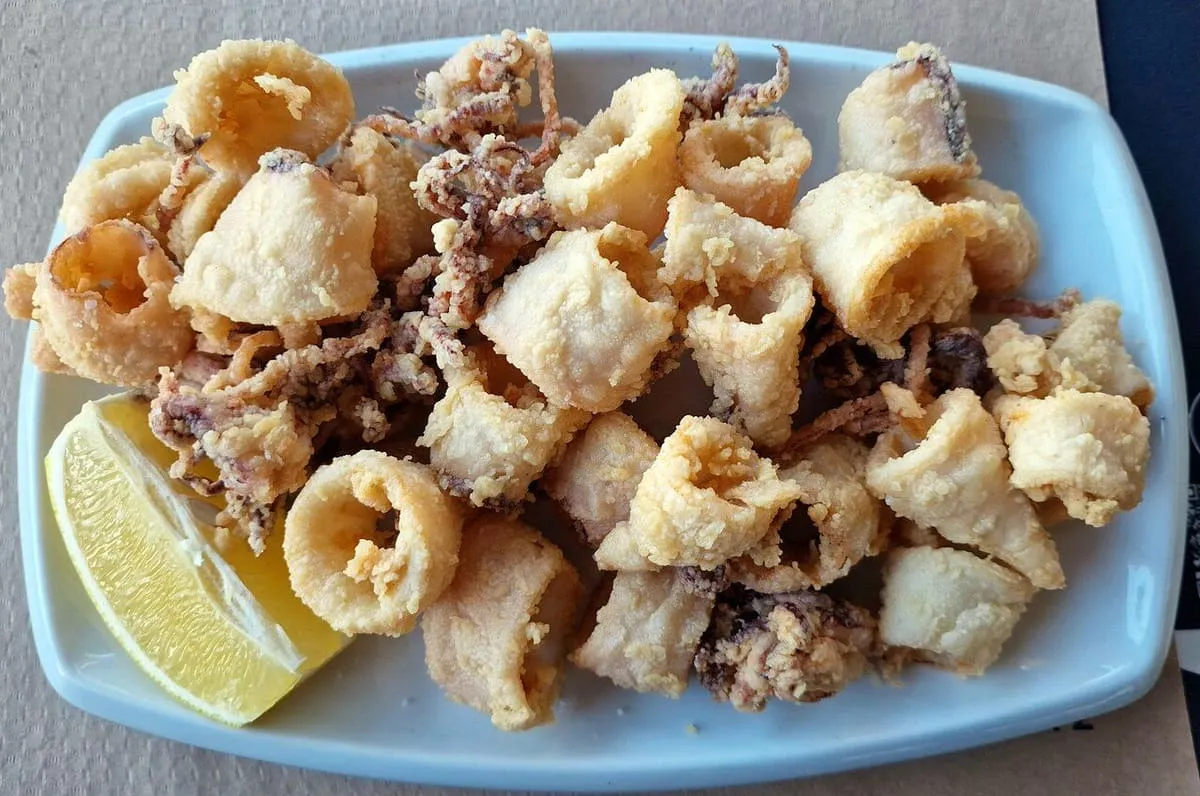 Un plato de calamares fritos con limón, servido en un restaurante de Combarro