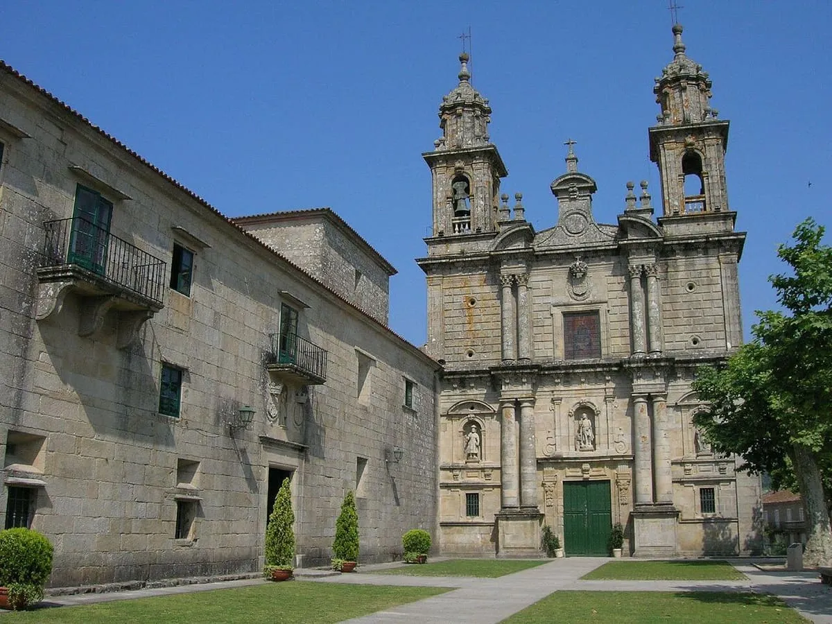 Fachada barroca de la iglesia del monasterio de Poio, con dos torres, junto a las dependencias del convento