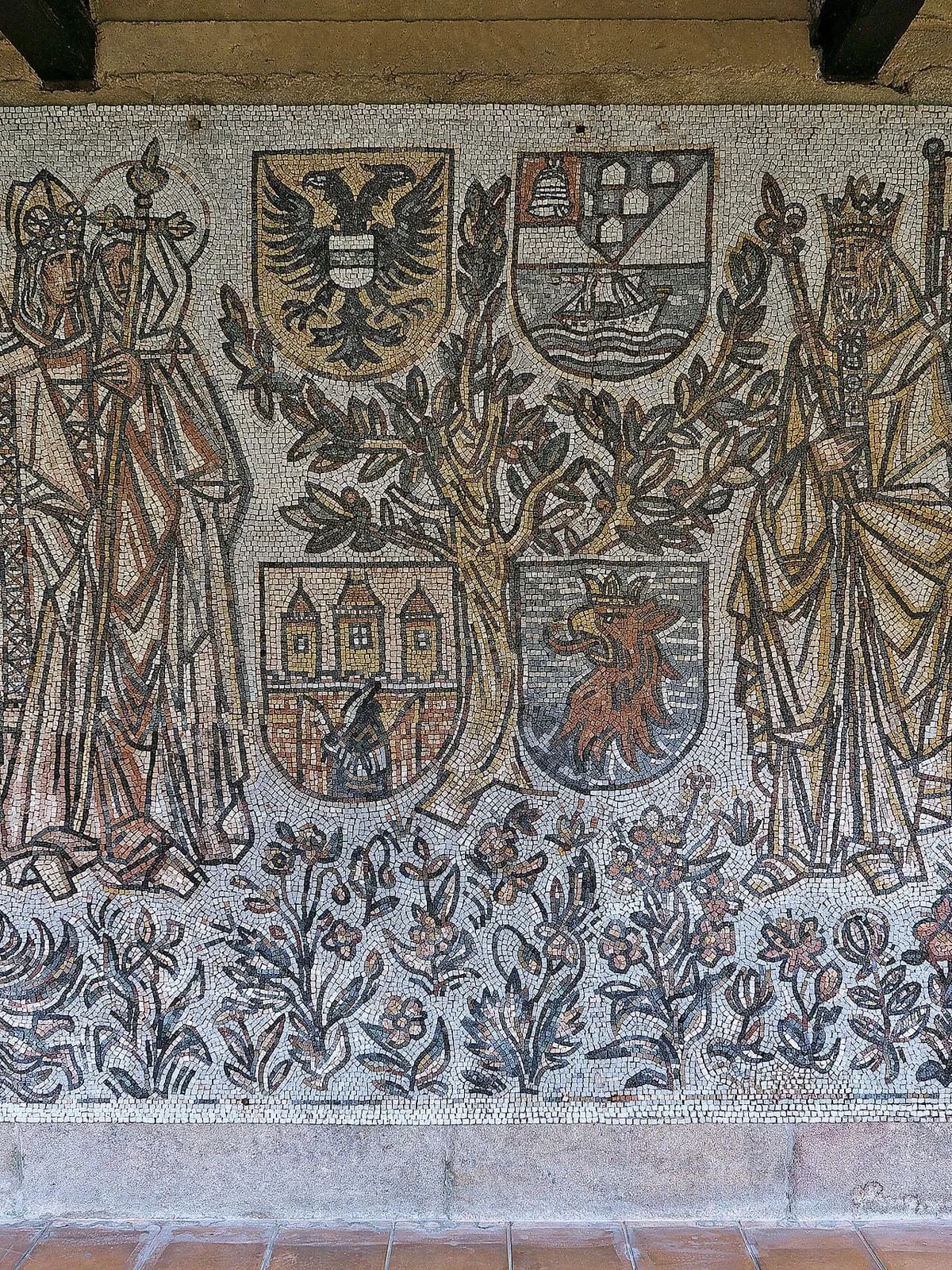 Detalle del mosaico del Claustro de los Naranjos del monasterio de Poio, con escudos y figuras