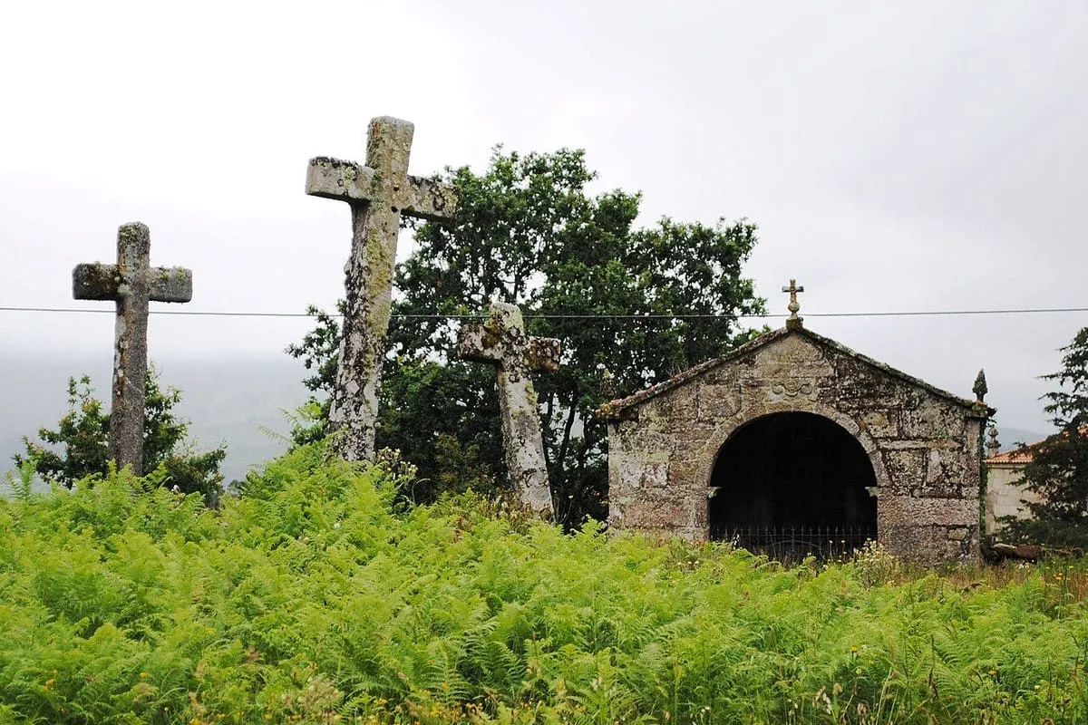 El calvario de Anceu, con tres cruces de piedra junto a la capilla de la Guadalupe