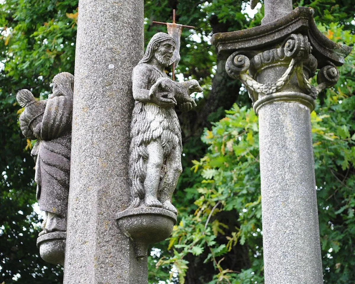 San Juan Bautista con un cordero en brazos, esculpido en la columna del cruceiro central del calvario de Castro Barbudo