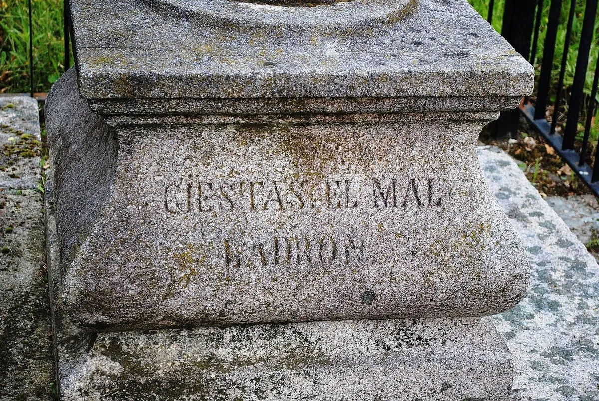 Inscripción «Giestas el mal ladrón» en la base del cruceiro de la derecha del calvario de Castro Barbudo