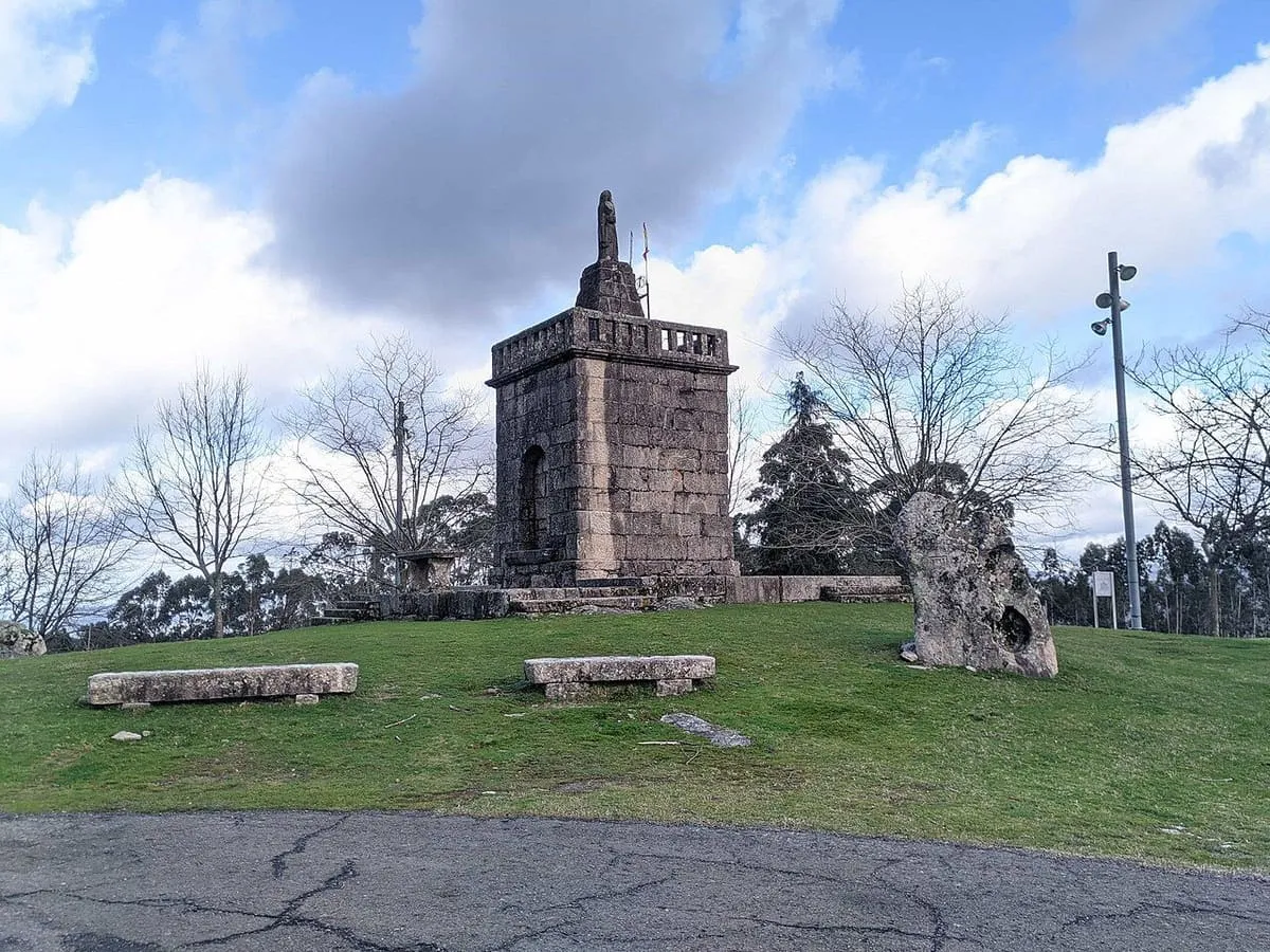 La capilla de Cristo Rei sobre una pequeña explanada, con bancos de piedra en torno