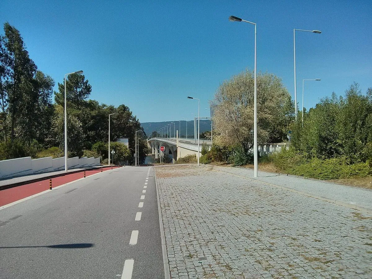 Calzada con carril bici que lleva al puente internacional sobre el Miño