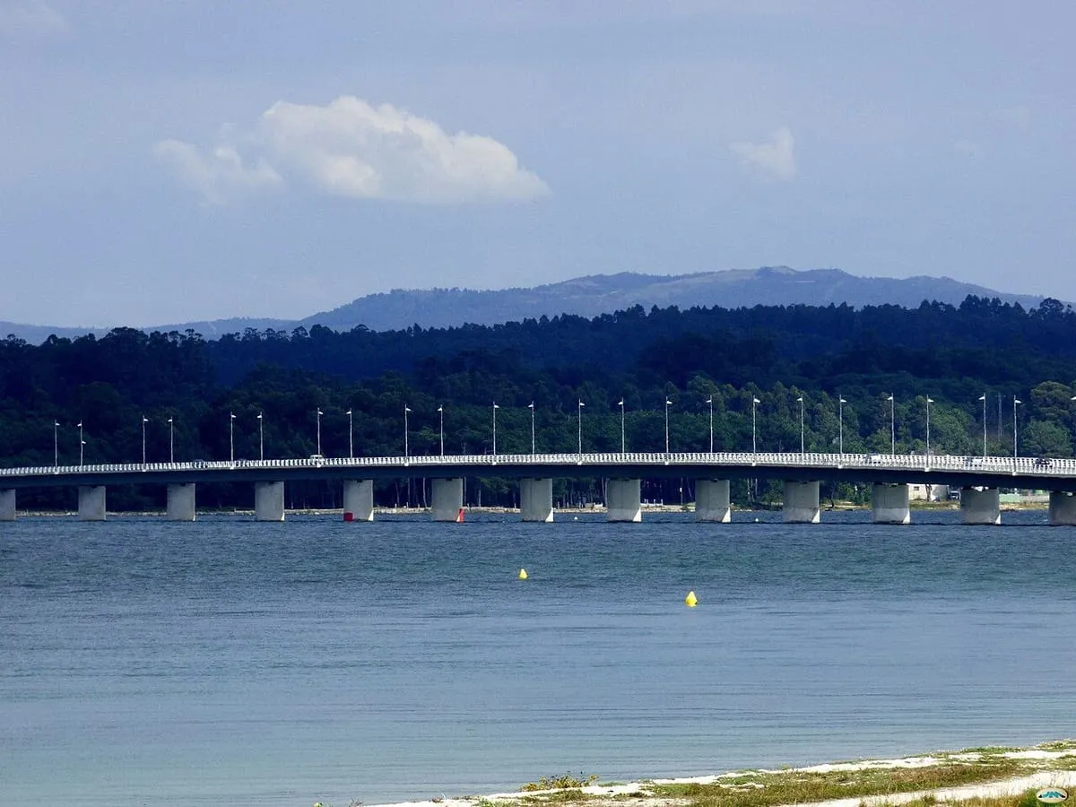 El puente que une A Illa de Arousa con tierra firme, sobre la ría