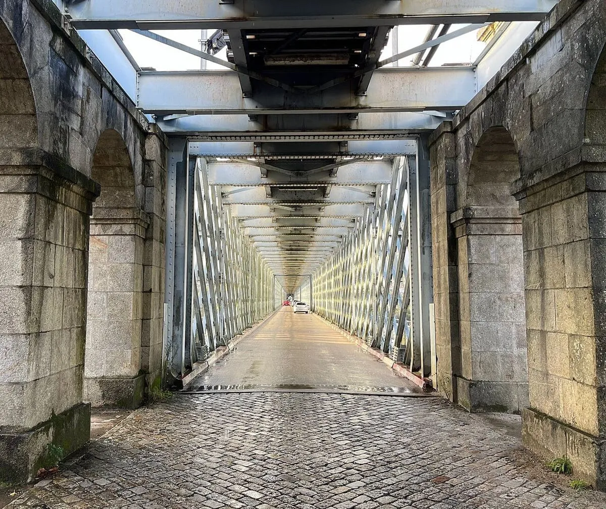Interior de la estructura metálica del puente internacional entre Tui y Valença