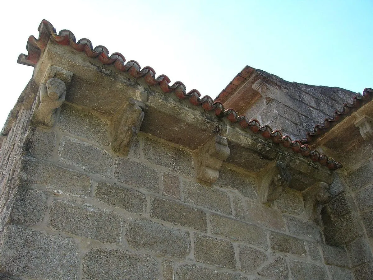 Canecillos de piedra bajo el alero del transepto sur de la iglesia de Angoares