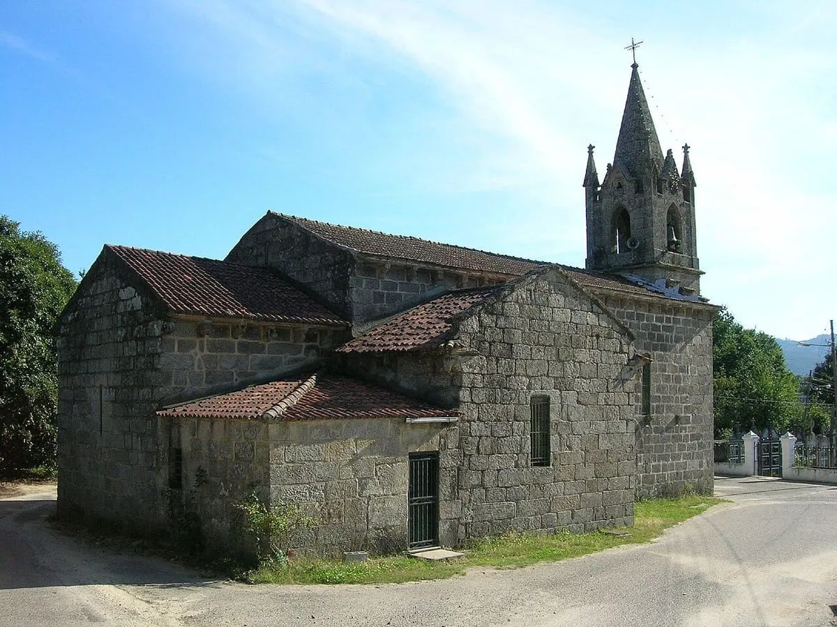 La iglesia de San Pedro de Angoares, de piedra, con torre de espadaña en forma de aguja y tejados a varias aguas