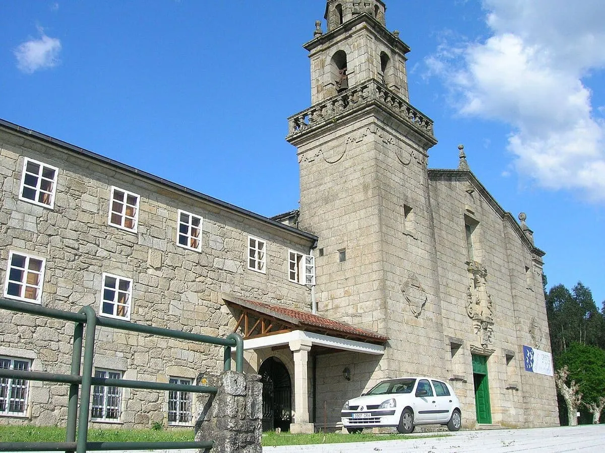 El edificio del convento de Canedo con su torre y una entrada con tejadillo