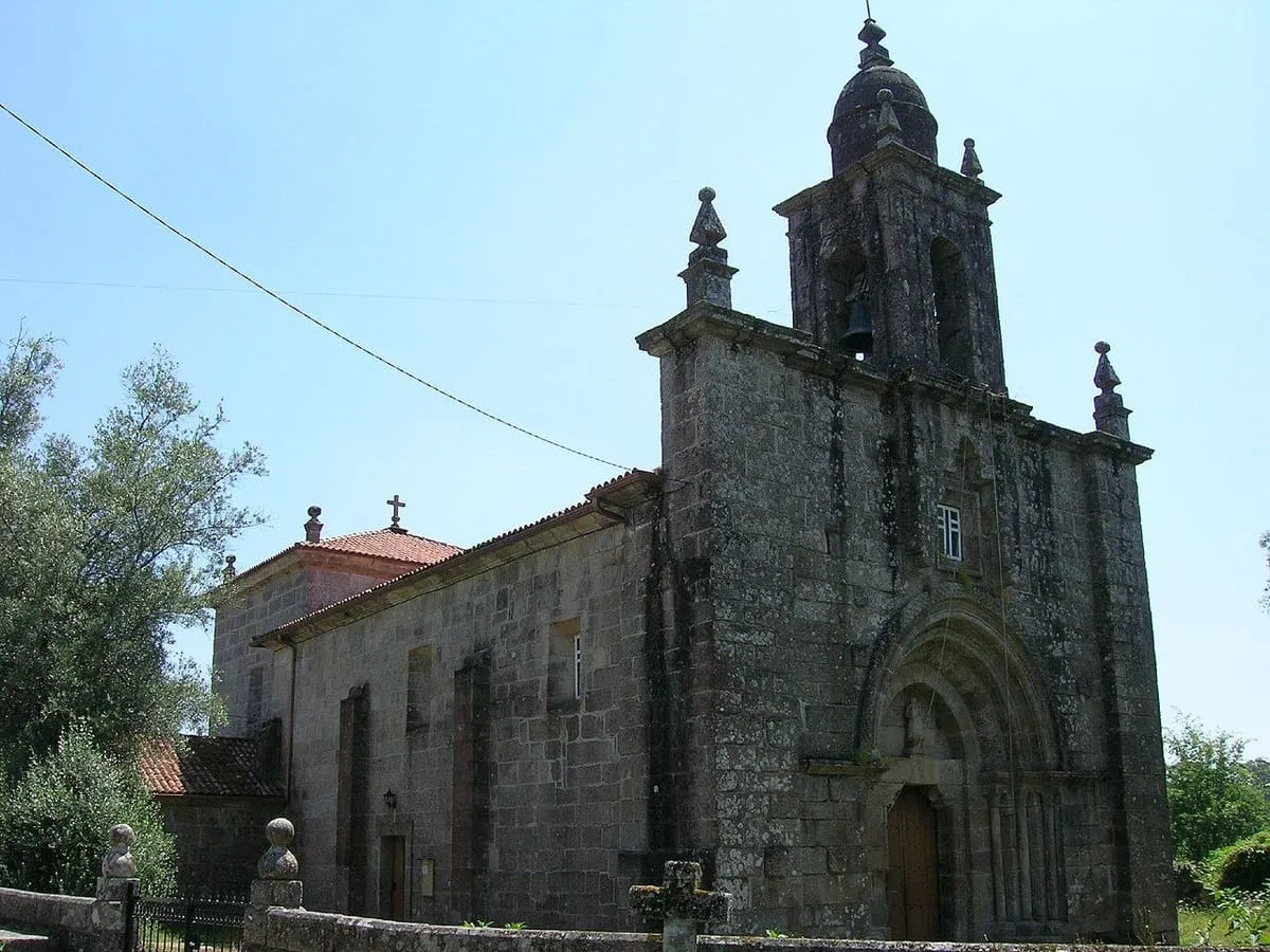 La iglesia de San Salvador de Padróns con su torre-campanario y portada apuntada, vista de lado