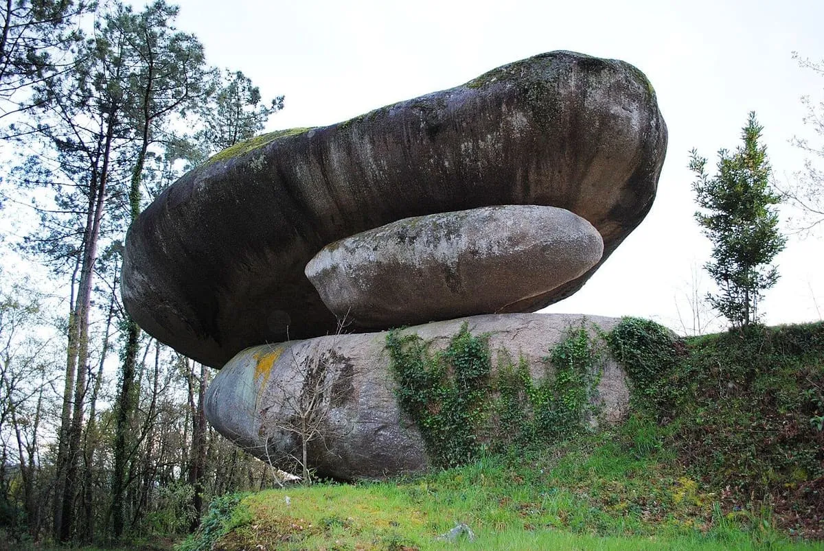 La pena dos Namorados, bolas de granito apiladas con un gran bloque encima, junto a un pino