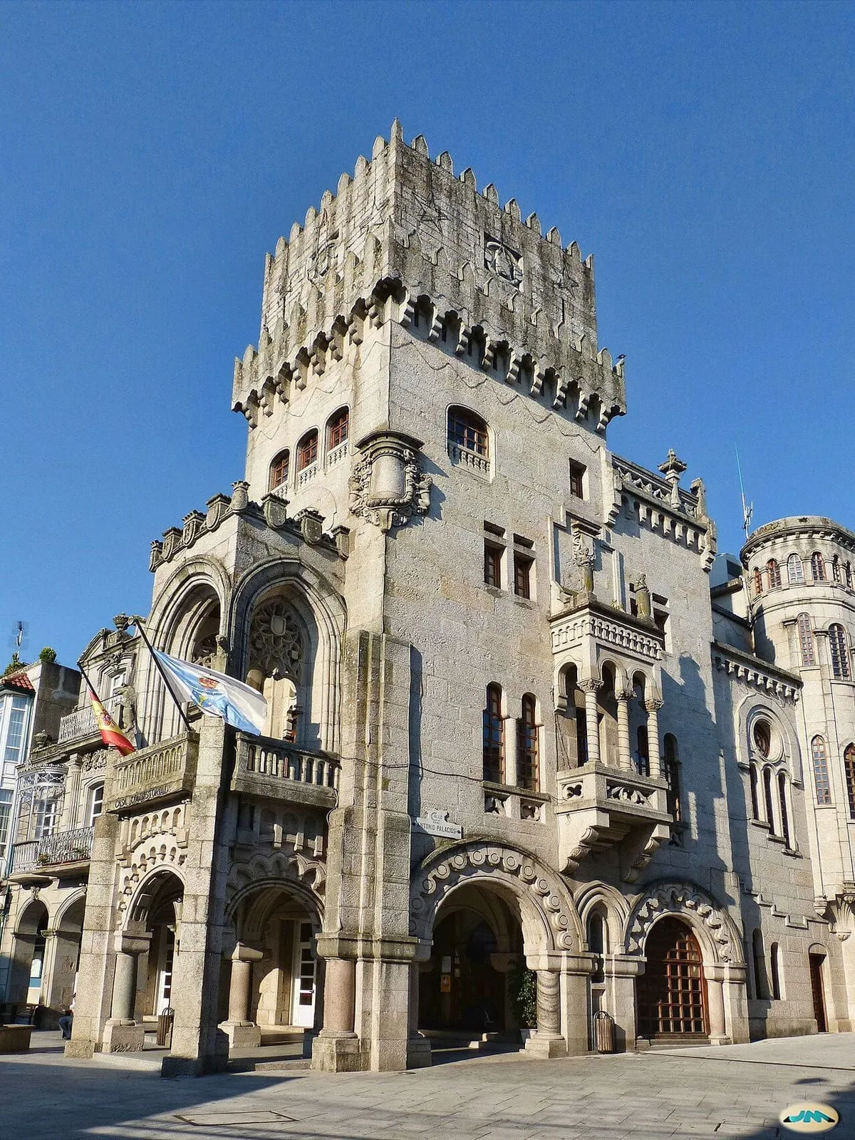 Torre almenada de la casa consistorial de O Porriño bajo un cielo azul