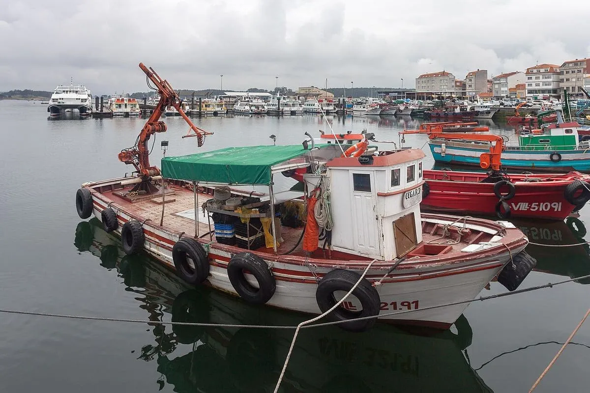 Barco pesquero amarrado en el puerto de O Grove