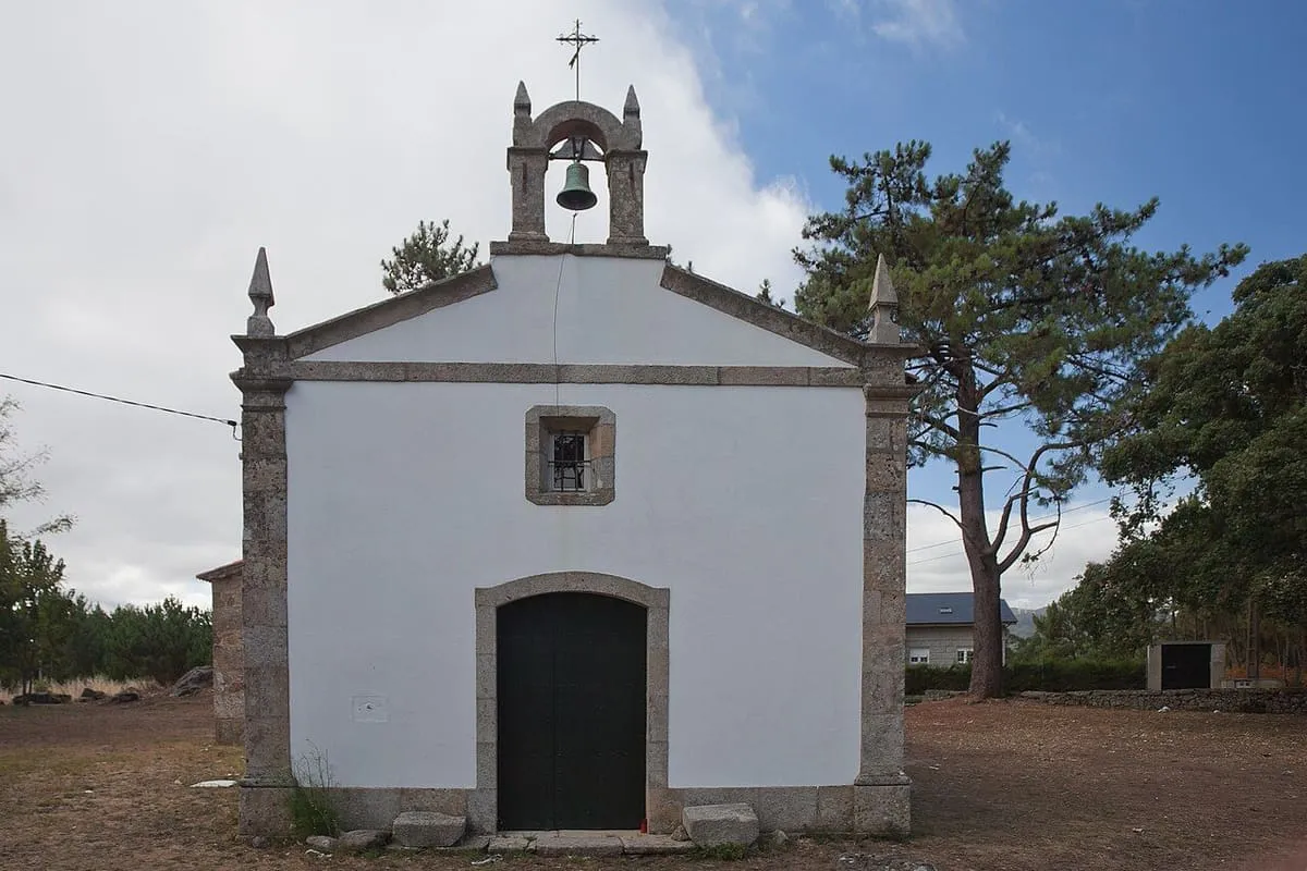 Fachada encalada de la capilla de las Pardiñas con su espadaña de un solo arco