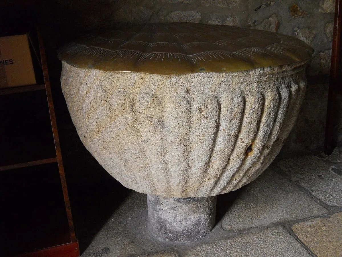 Pila de piedra de la iglesia de San Pedro de Baroña